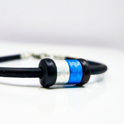 Bracelet TÔT’M-H noir mat – Duo Aluminium Martelé Bleu ciel/Naturel